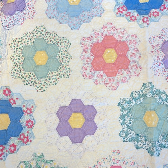 Antique Grandmothers Flower Garden Hexi Quilt - Picture 8 of 11